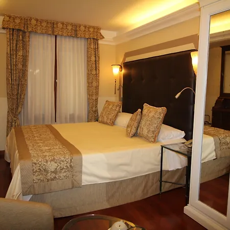 ル イソレ ホテル 3*